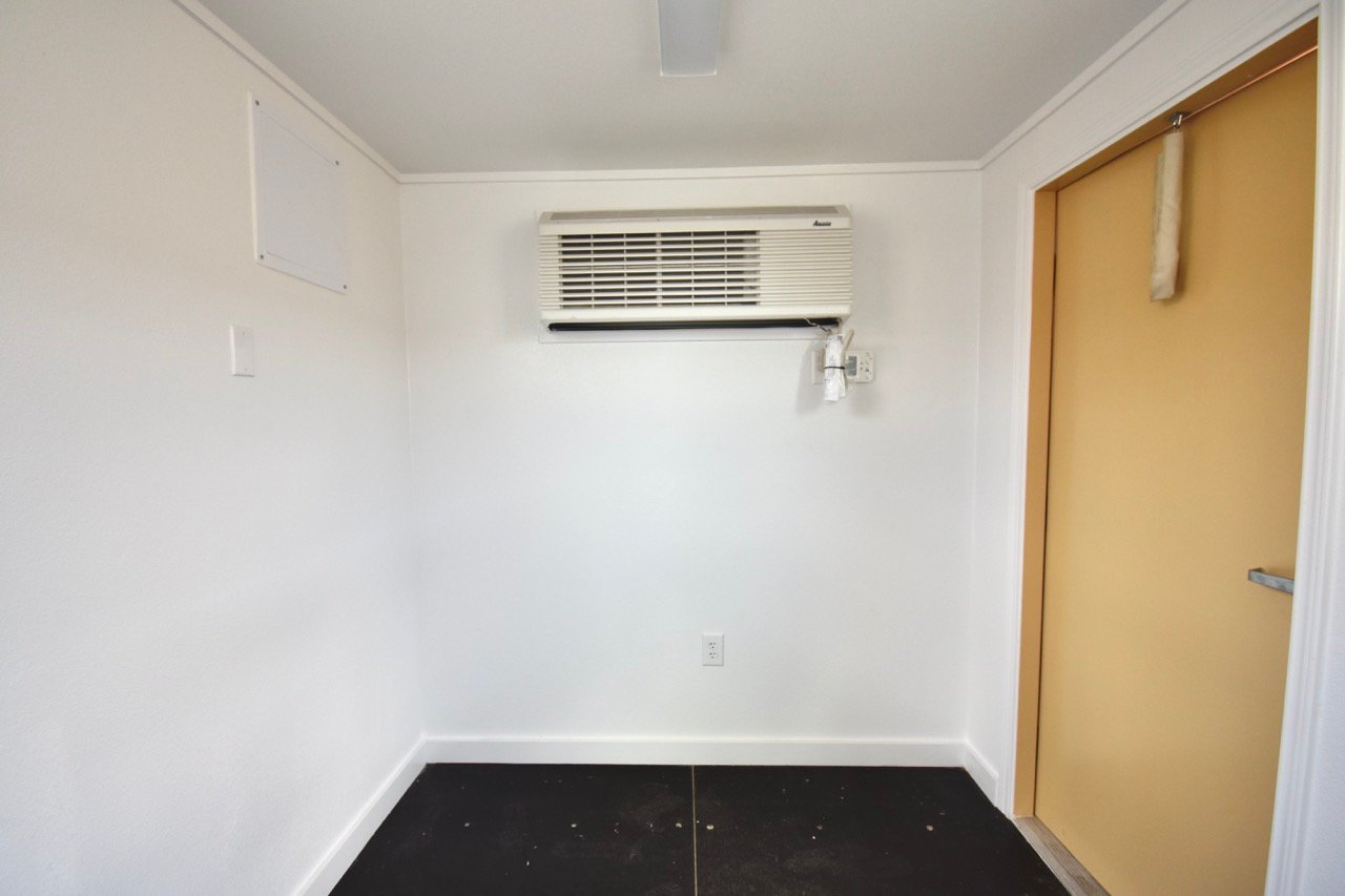 20-foot-work-and-store-interior